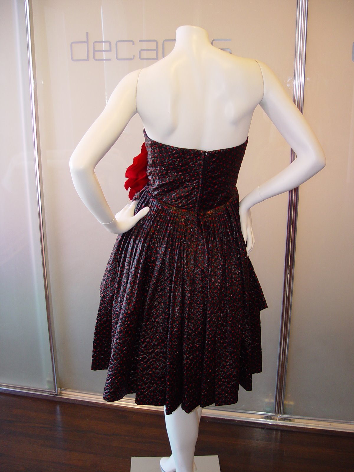 [JAMES+GALANOS+50S+STYLE+80S+ERA+BLACK+SHINY+QUILTED+FABRIC+WITH+RED+DOT+DRESS+WITH+BIG+RED+FLOWER+AT+WAIST+CONTEMPORARY+SIZE+4+-+6.JPG+(1).JPG]