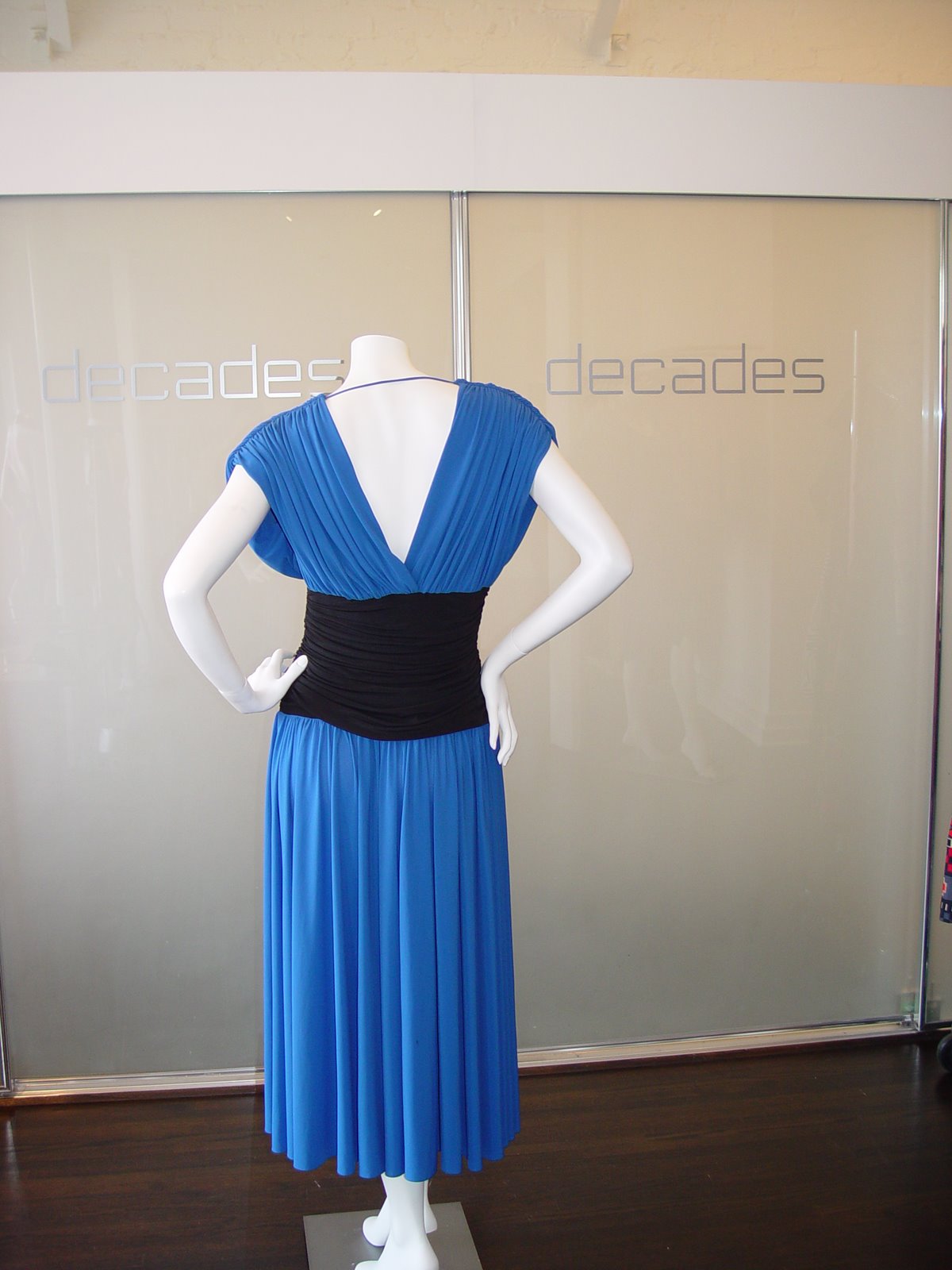 [NORMA+KAMALI+BLUE+JERSEY+GOWN+WITH+RUCHED+BLACK+WAIST+BAND+LABEL+MISSING+C+EARLY+80S+CONTEMPORARY+6-8.JPG+(1).JPG]