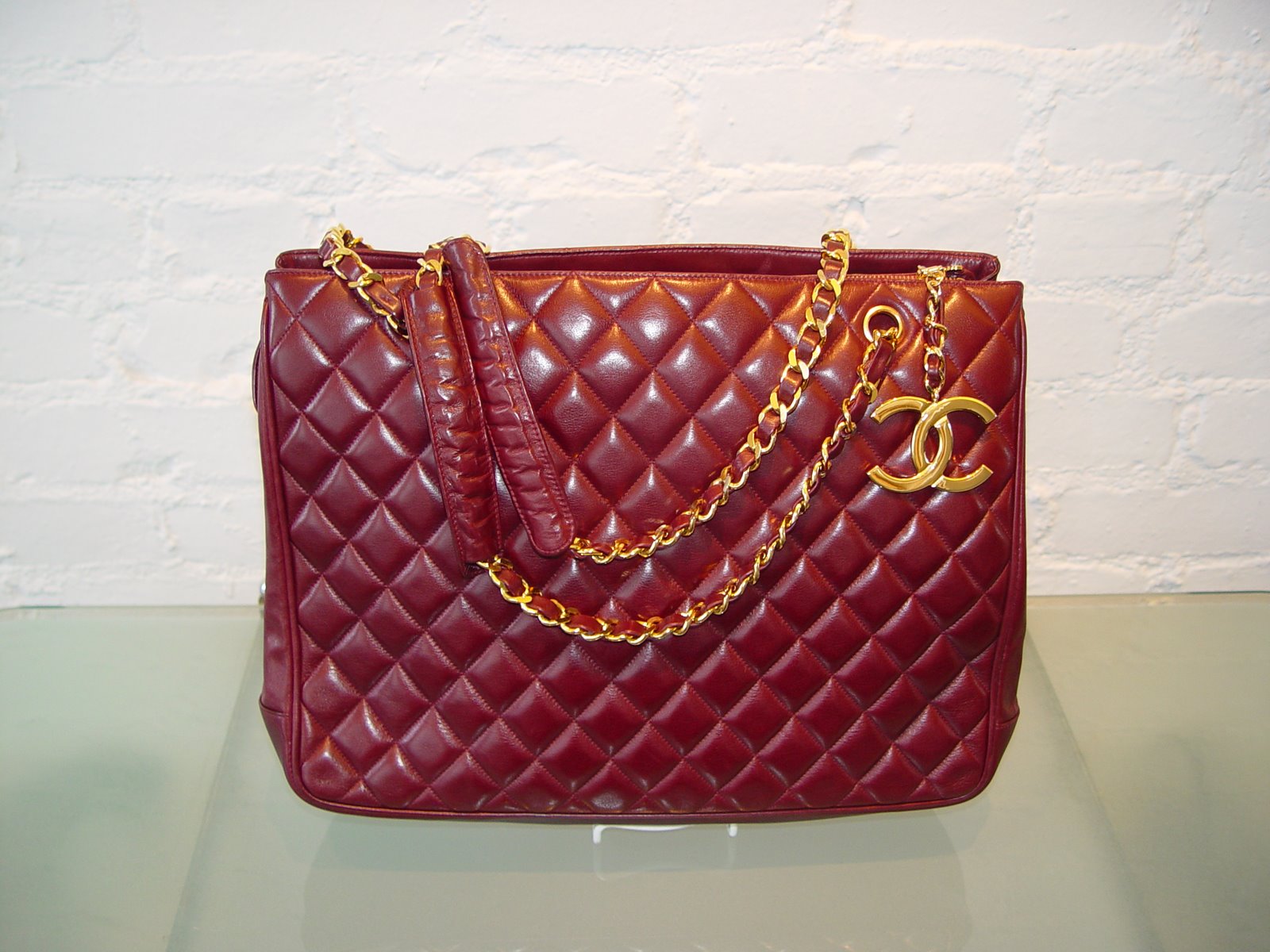 [CHANEL+BURGANDY+QUILTED+LEATHER+BAG+WITH+CC+AND+GOLD+CHAIN+HANDLE+-+1.JPG]