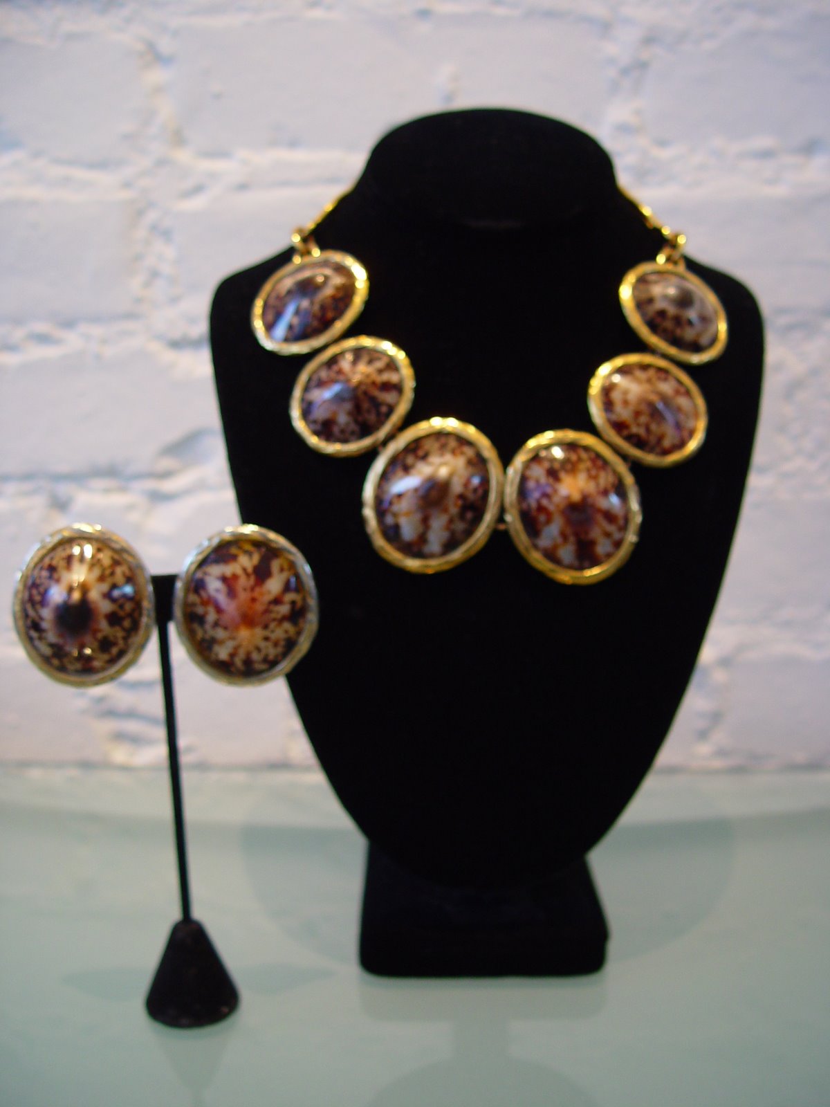 [YSL+RIVE+GAUCHE+NECKLACE+WITH+MATCHING+EARRINGS+SHELL+FRAMED+IN+GOLD+WITH+LINK+C+70S.JPG+(2).JPG]