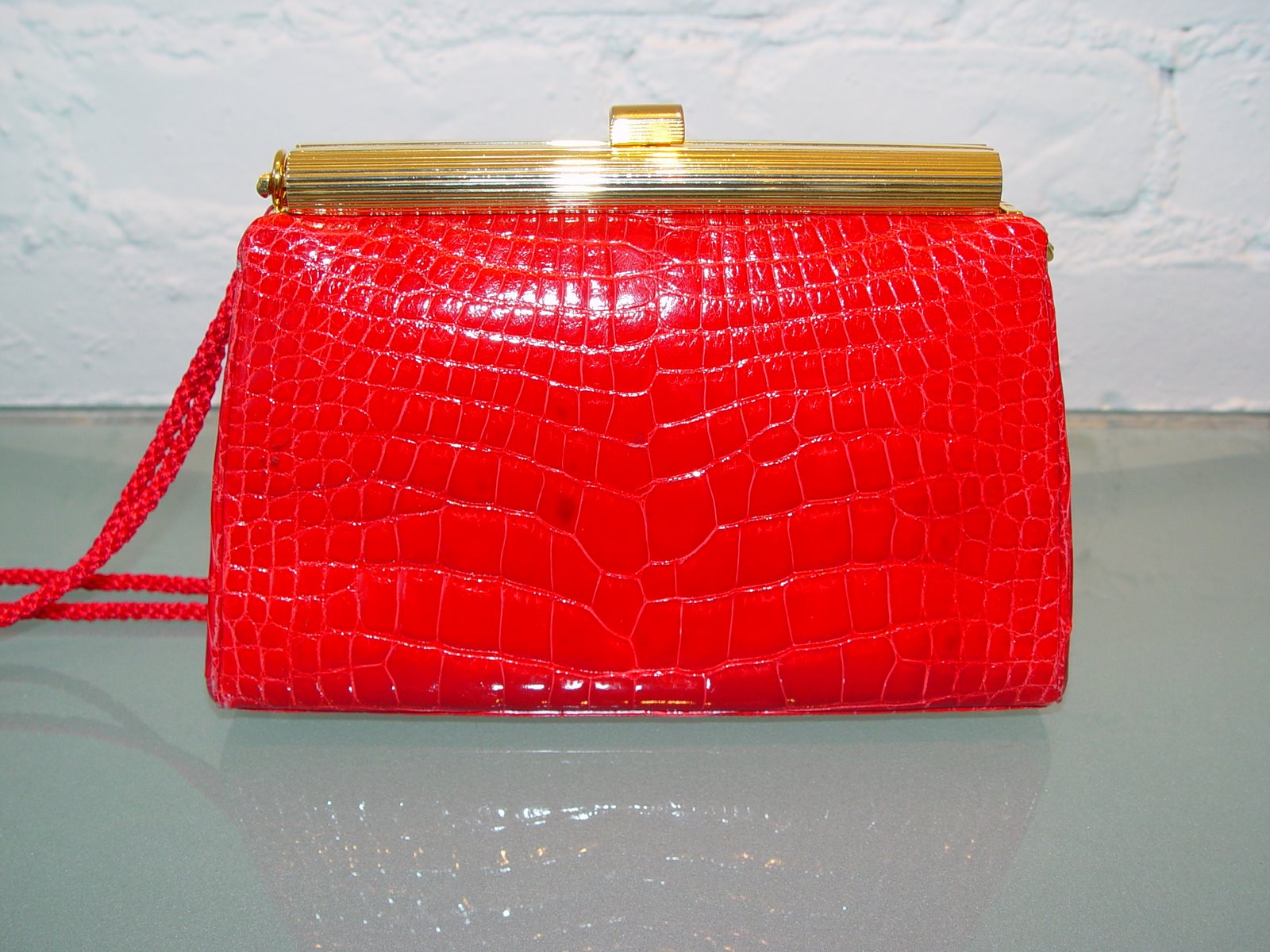 [JUDITH+LEIBER+LIPSICK+RED+LEIBER+PURSE+WITH+GOLD+FRAME+CLASP+AND+OPTIONAL+ROPE+STRAP+8+BY+5+APPROX+SOME+SPOTS.JPG.JPG]