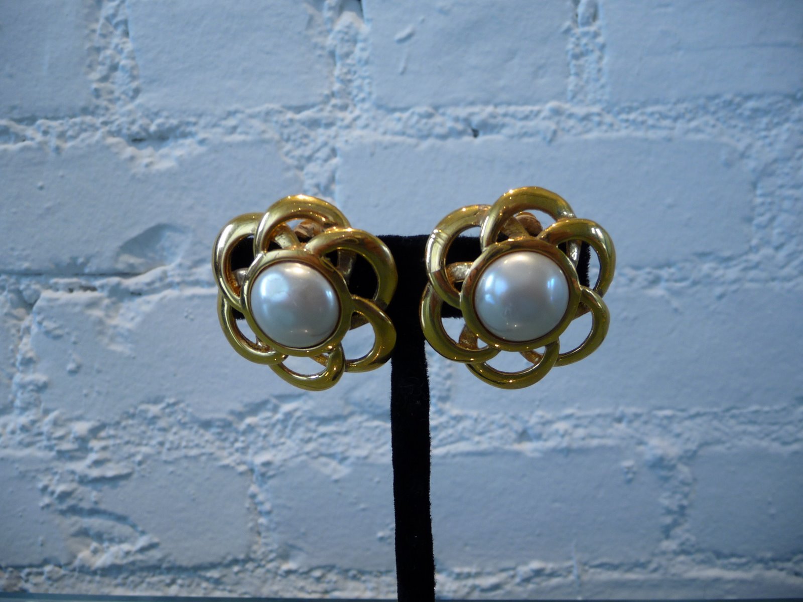 [CHANEL+GOLD+DAISY+AND+PEARL+CLIP+EARRINGS.JPG]
