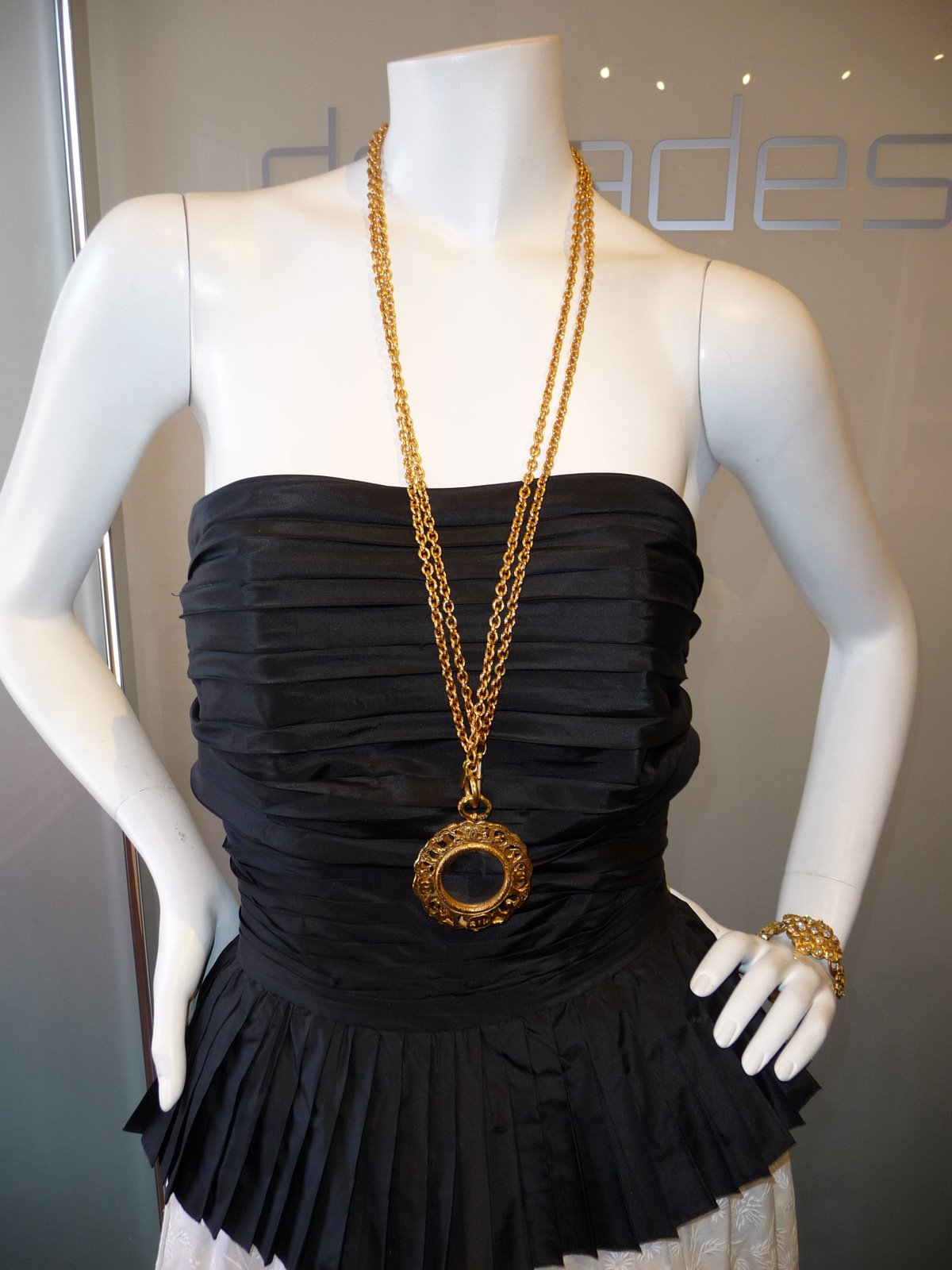 [CHANEL+34+INCH+COLLECTION+25+MAGNIFYING+GLASS+NECKLACE+C+1980S.JPG.JPG]