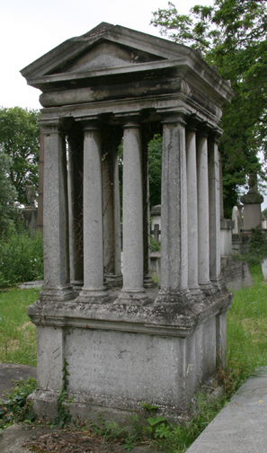 [pillar+grave.jpg]