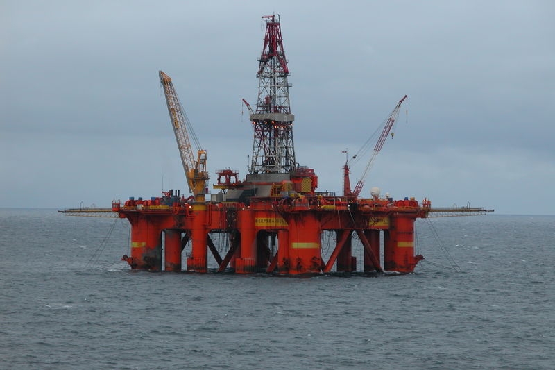 [800px-Oil_platform_in_the_North_Sea.JPG]