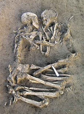[restos_esqueletos_hallados_Mantua_unidos_abrazo_datados_hace_5000_6000_anos.jpg]