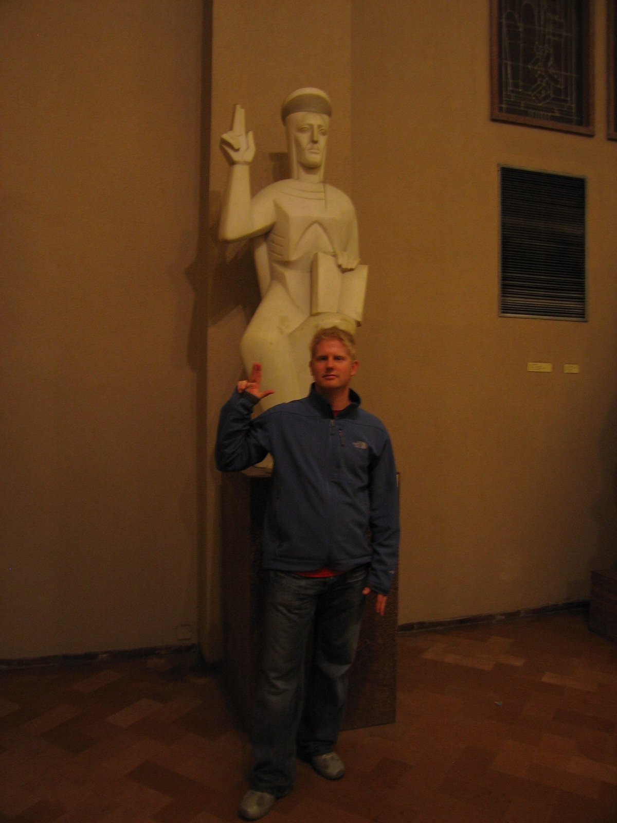 [Me+and+the+statue.JPG]