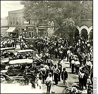 [1915,-town-gathers-lynching.jpg]