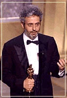 [Nicola+Piovani+con+premio+Oscar+1997.gif]
