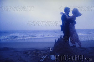[romantic-couple-beach_~GLA0009.jpg]