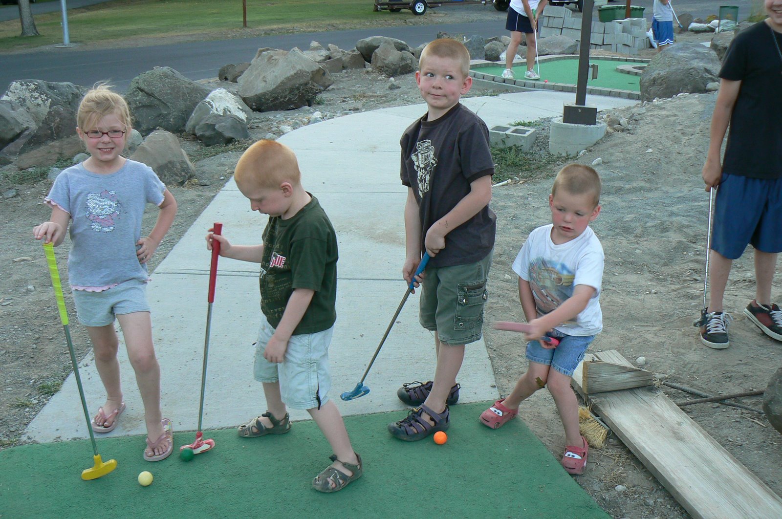 [All+kids+at+golf+course.JPG]