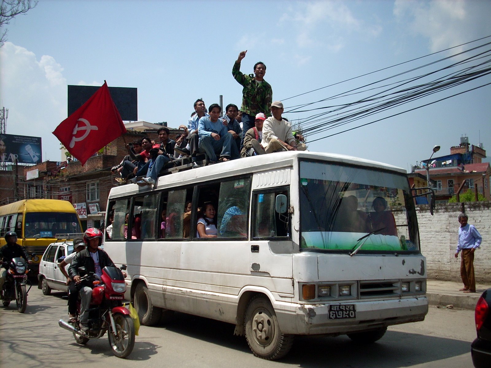 [maoistas+en+bus.jpg]