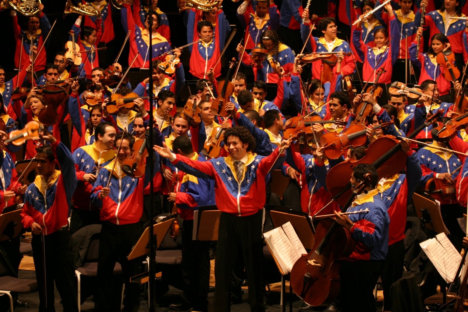[Gustavo+Dudamel+y+Sinfonica+de+la+Juventud+Venezolana.jpg]