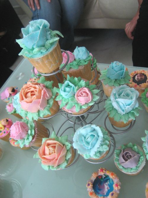 [roses_cupcakes.jpg]