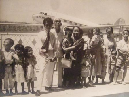 [allahyarham_hj_mohiddin_family_brunei_airport_1959.jpg]
