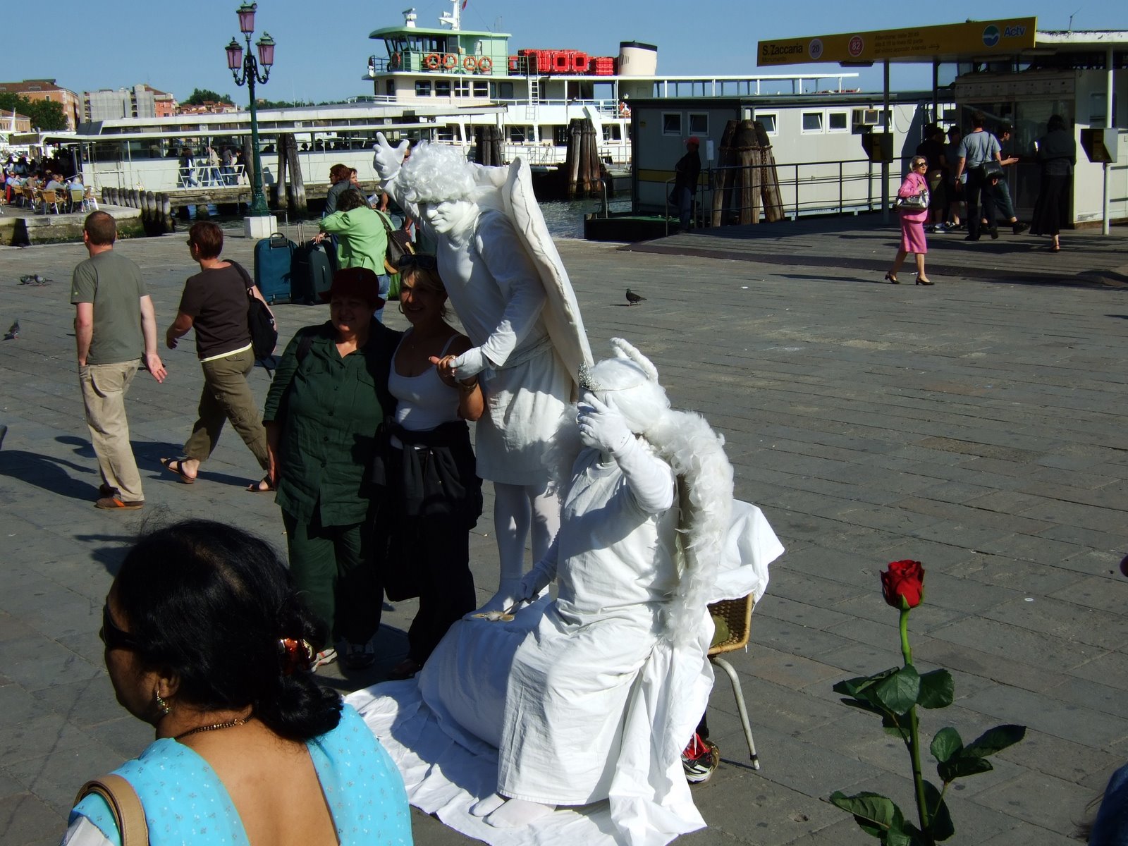 [Venice--People+Statues+II.JPG]