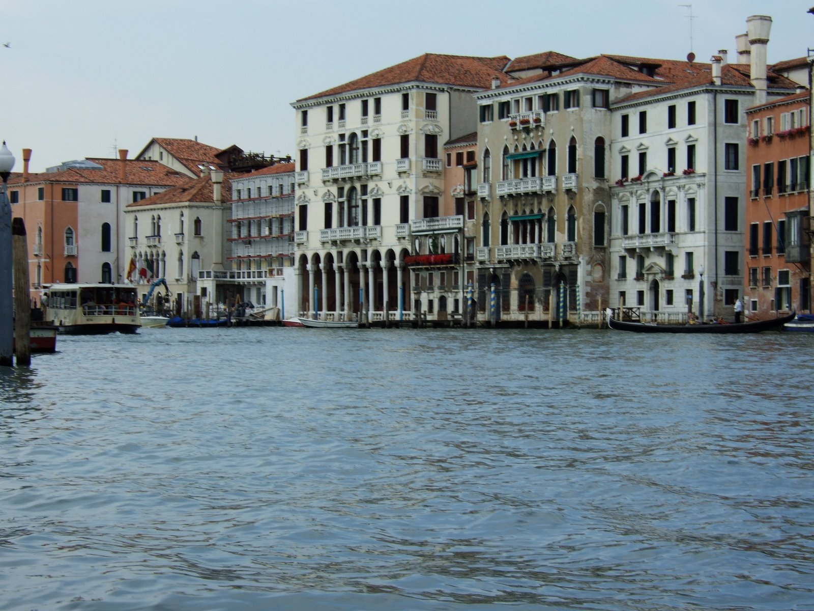 [Venice--Buildings+from+the+boat.JPG]