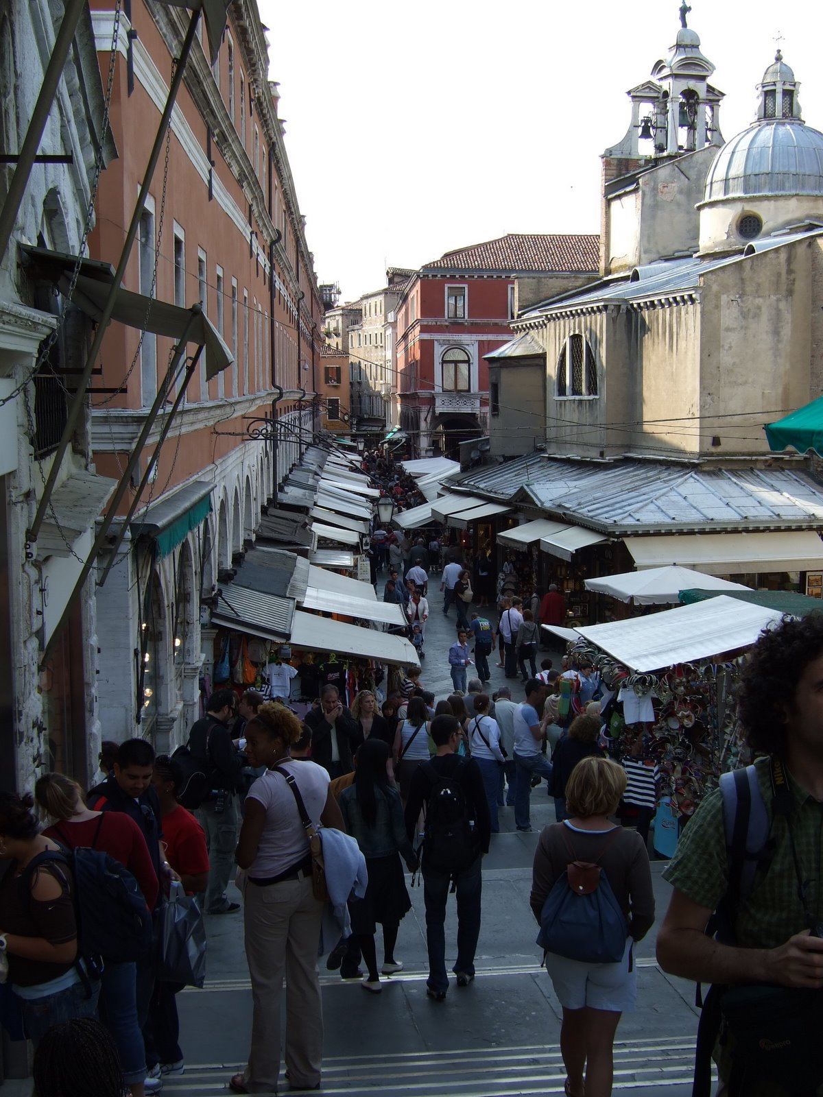 [Venice--Shops+on+Rialta+bridge.JPG]