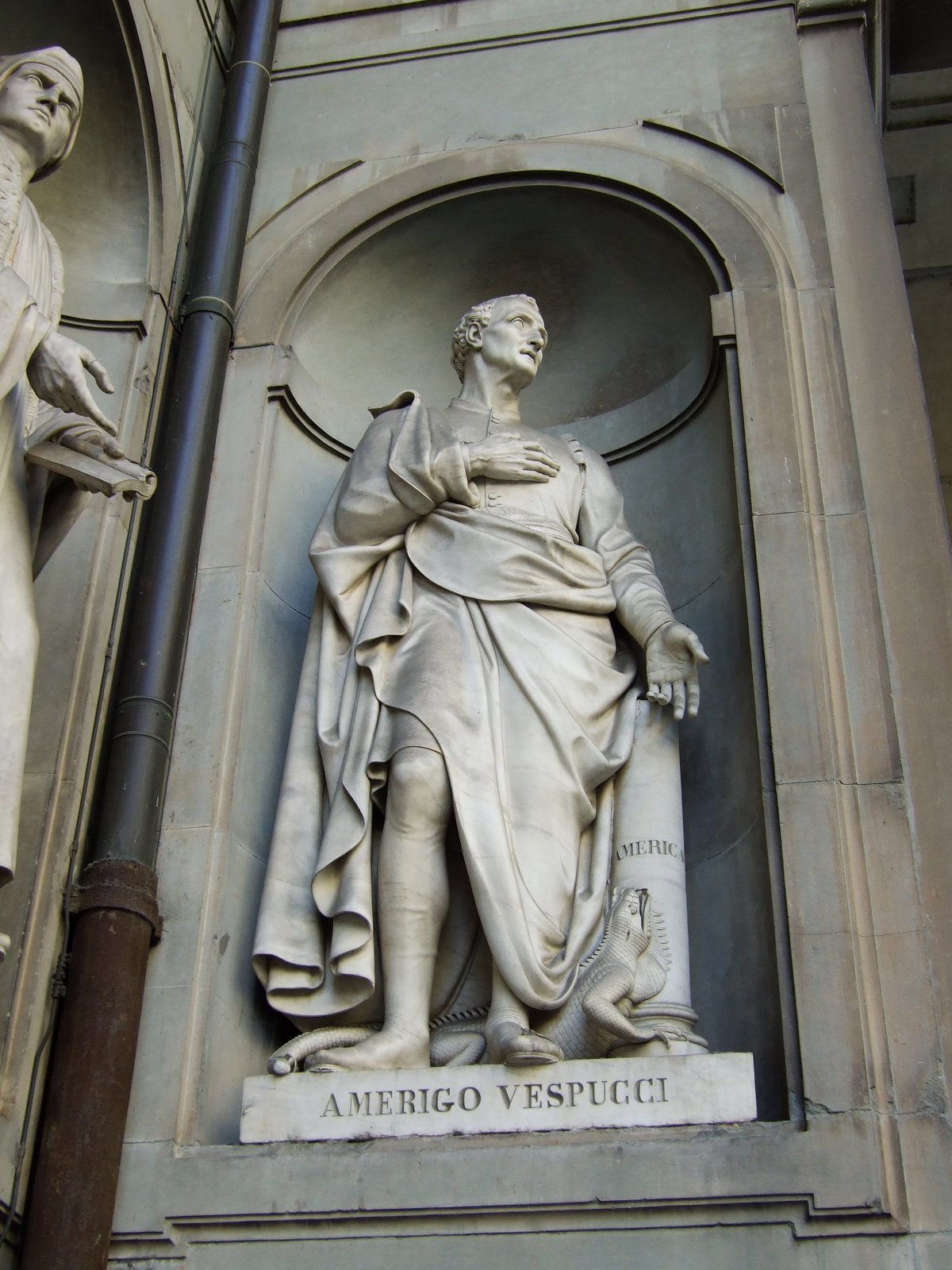 [Florence--Uffizi+statue.JPG]