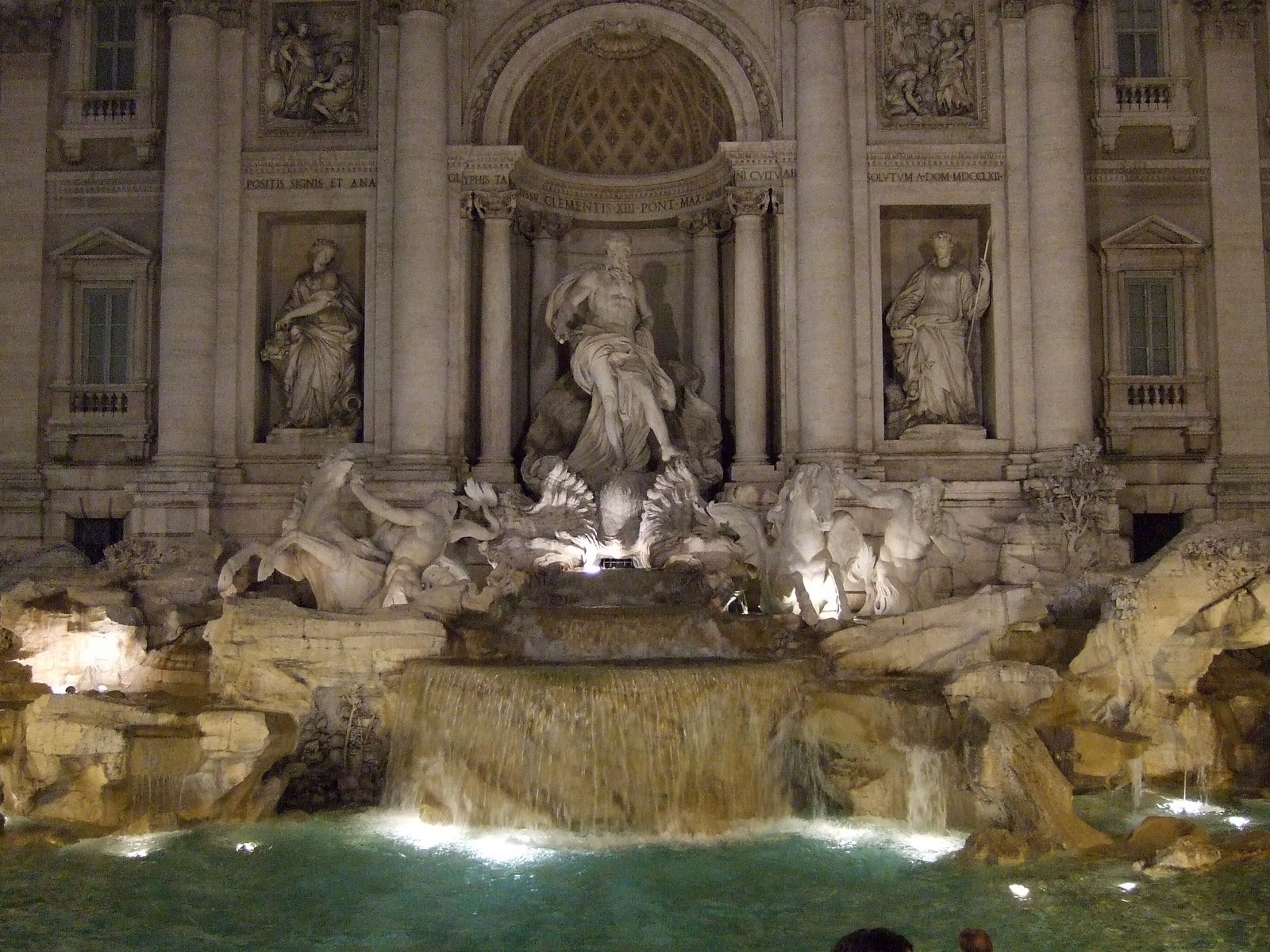 [Rome--Trevi+Fountain.JPG]