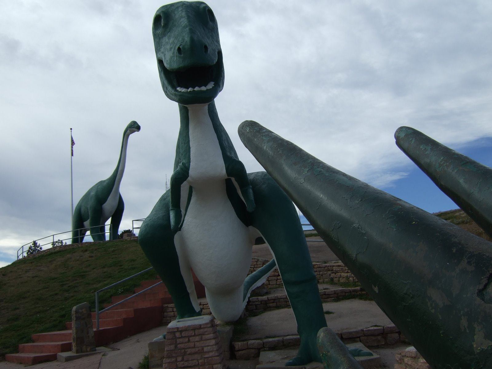 [Day+Four:Dino+Park--Goofy+T-rex+attacks+-+3.jpg]
