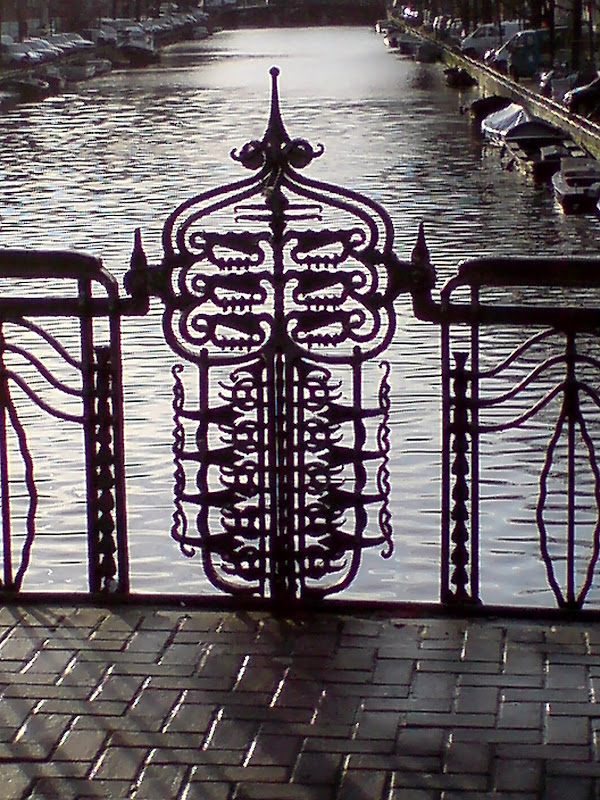 [canal+railing.JPG]