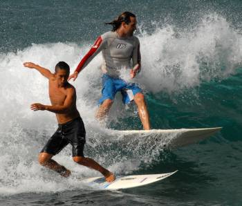 [two+surfers+one+wave.jpg]
