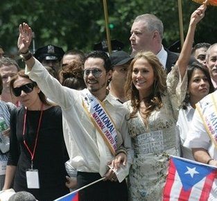 [J+LO+and+Marc+PR+Day+Parade+2006+NYC.jpg]