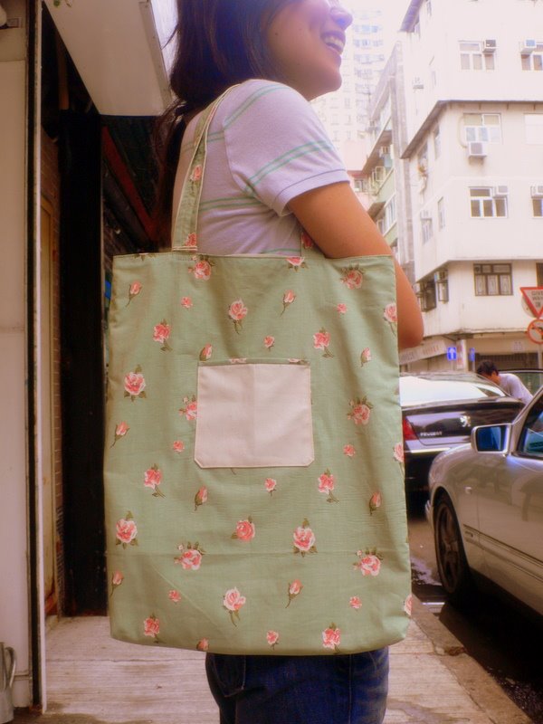 [rosy+bag+with+owner.JPG]