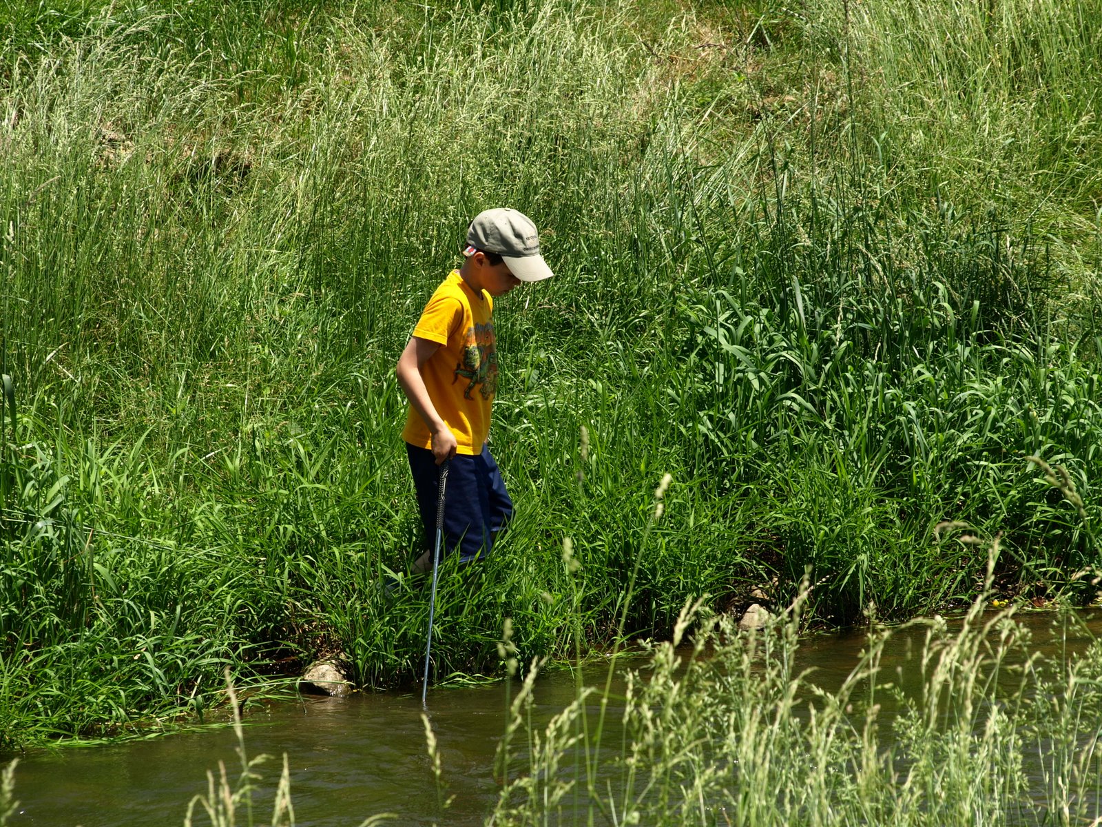 [boy+with+golf+club+and+running+water.JPG]