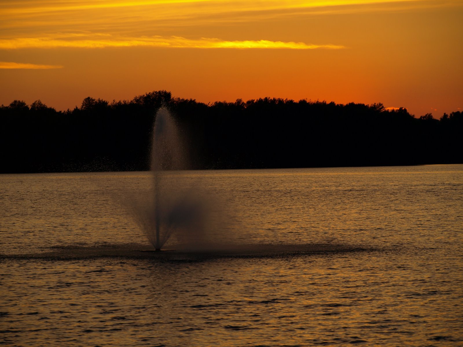 [water+spray+and+sunset.JPG]