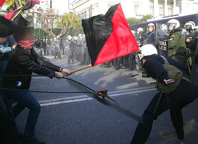 [17-7-2007_greek_anarchists_greet_the_police.jpg]