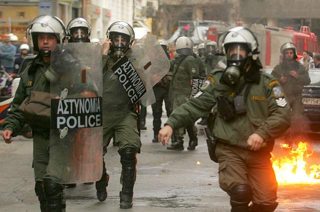 [8-2-07_anarchists_greet_the_police_during_student_demo__06_.jpg]