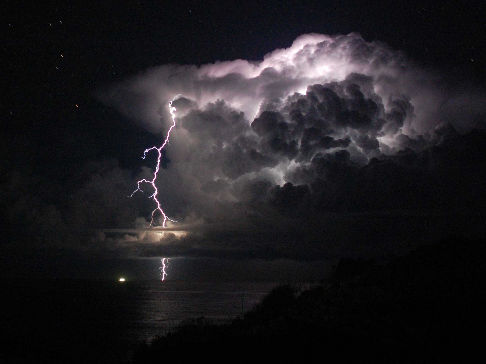 [lightning-strike-at-sea.jpg]