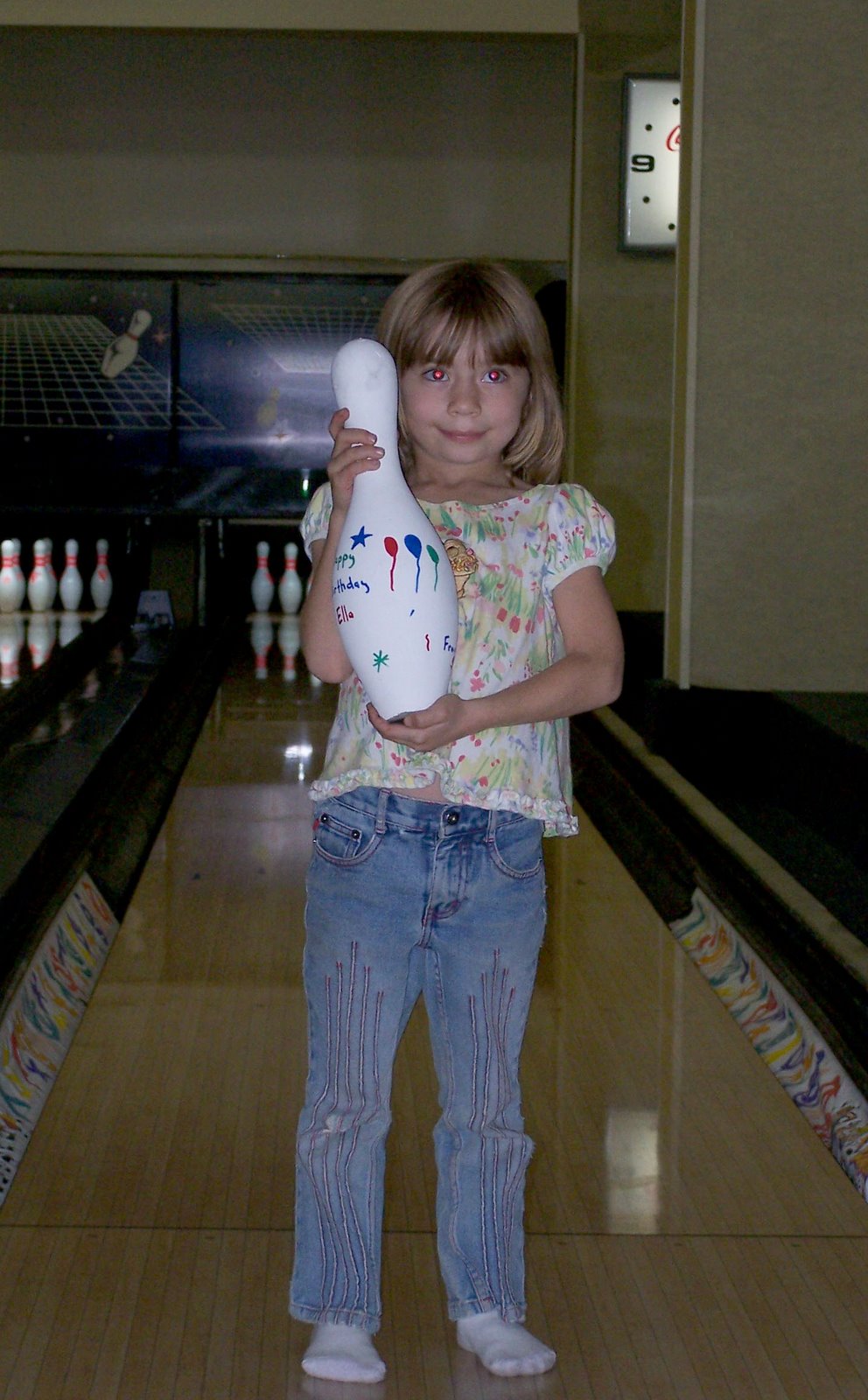 [Ella+with+bowling+pin.jpg]