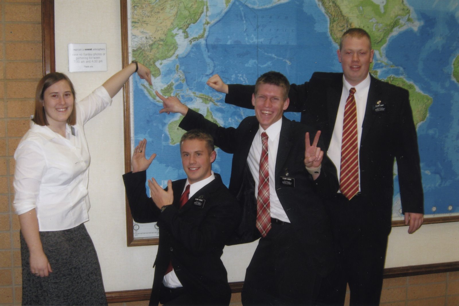 [Jordan+and+other+missionaries+going+to+Singapore.jpg]