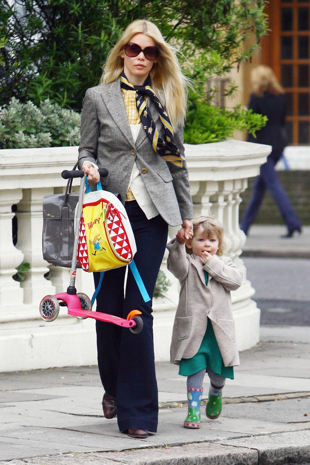 [08674_Celebutopia-Claudia_Schiffer_takes_daughter_to_school_in_west_London-01_122_969lo.jpg]
