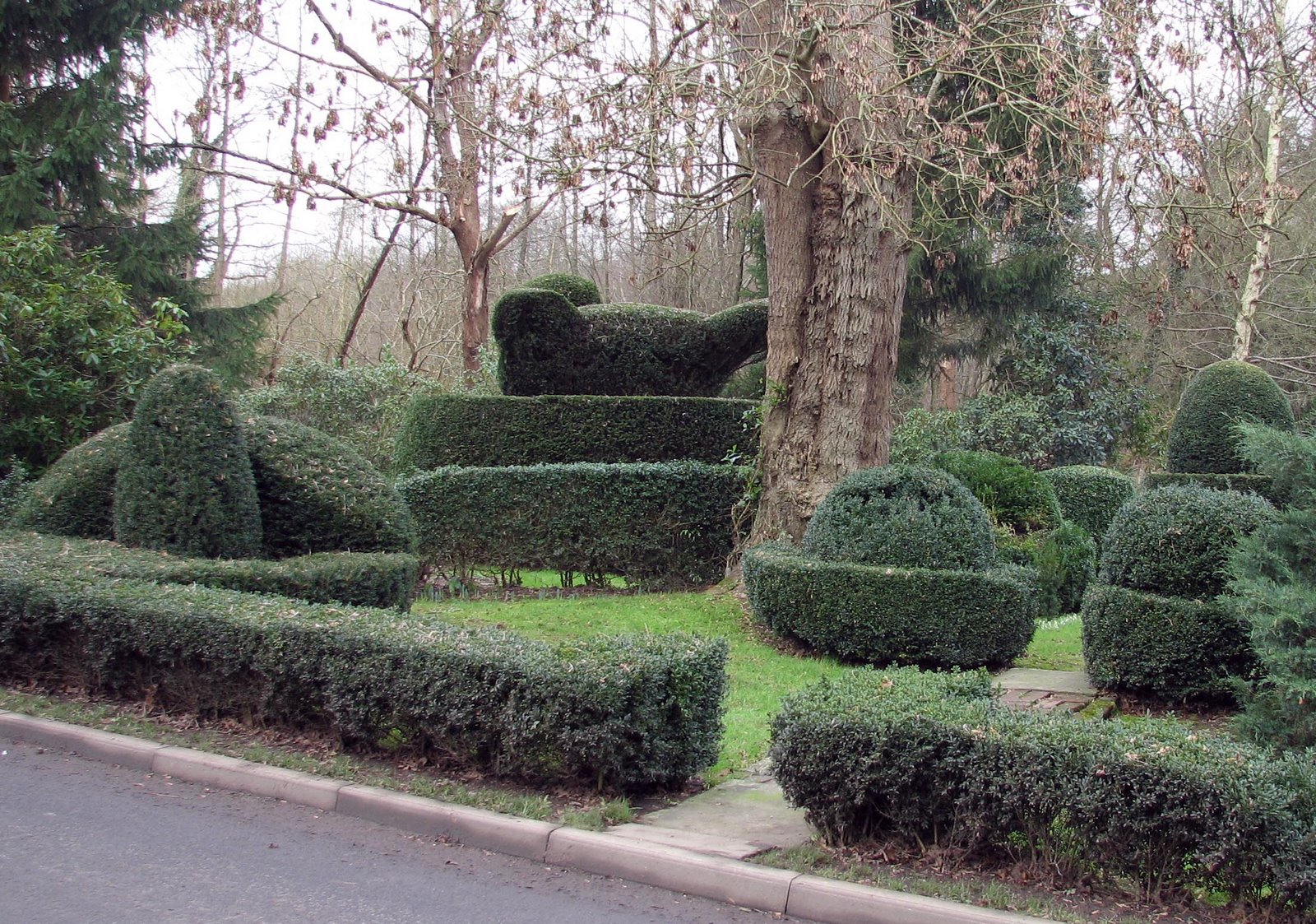 [20070129+Whatlington+Topiary+garden.JPG]