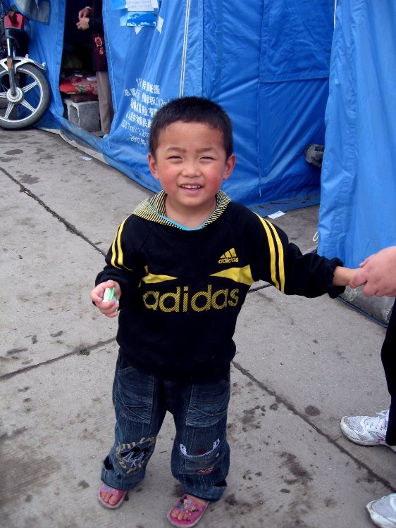 [Jiulong+-+Kid+on+Tent+Street.JPG]