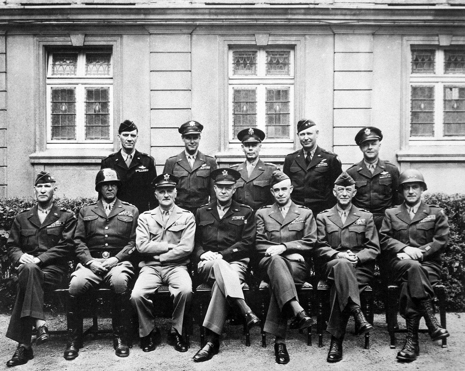 [American_World_War_II_senior_military_officials,_1945.jpg]