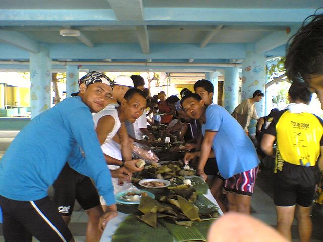 [2pm+lunch+time+at+morong+star+beach+resort.JPG]