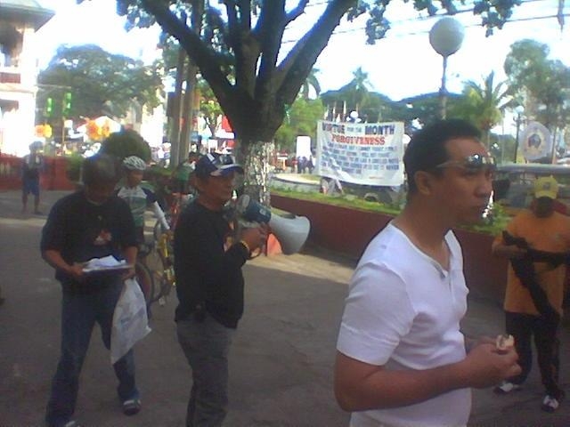 [Race_Commissaire_waits_for_Dondie_Azarcon_to_finish_the_Baguio_Stage.JPG]