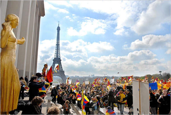 [408+protesters+in+paris.JPG]