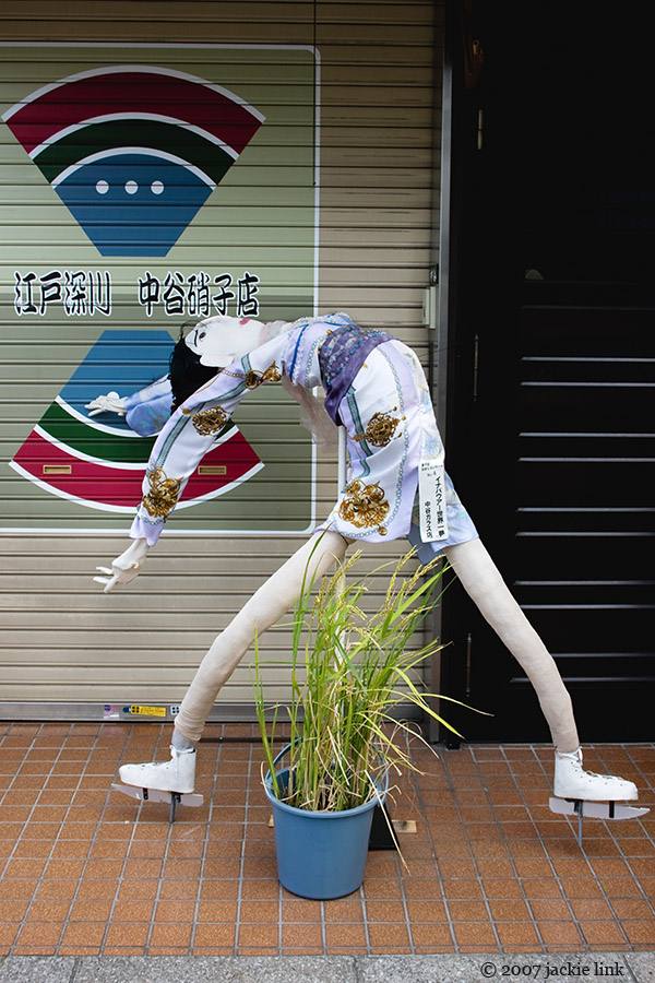[Tokyo+scarecrow+skater.jpg]
