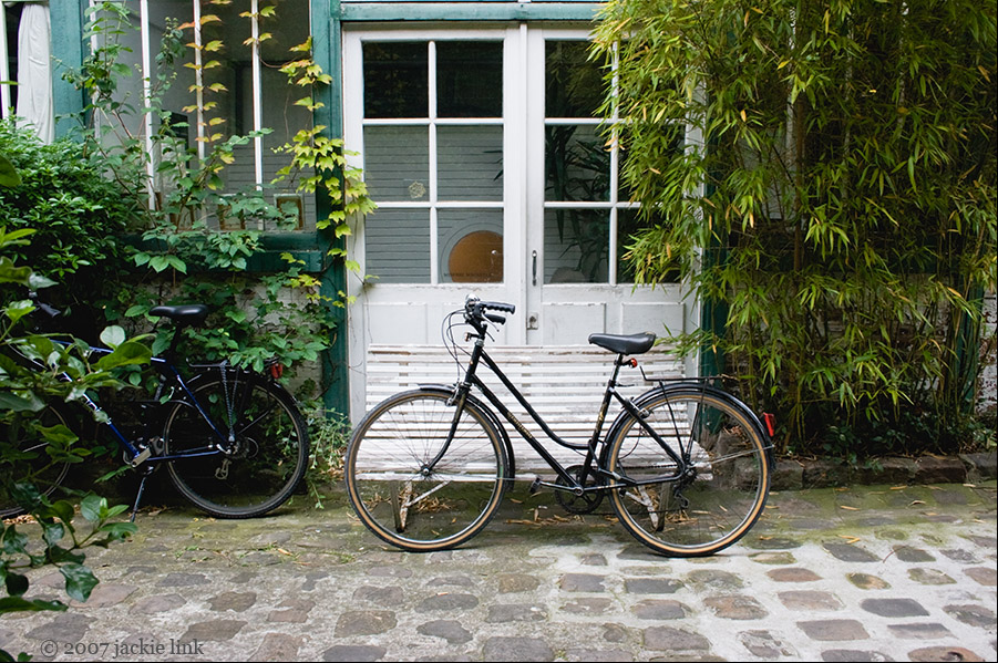 [Paris-bicycle+in+courtyard.jpg]