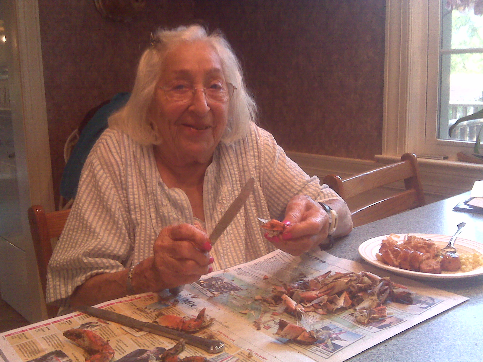[mom+picking+crabs.jpg]