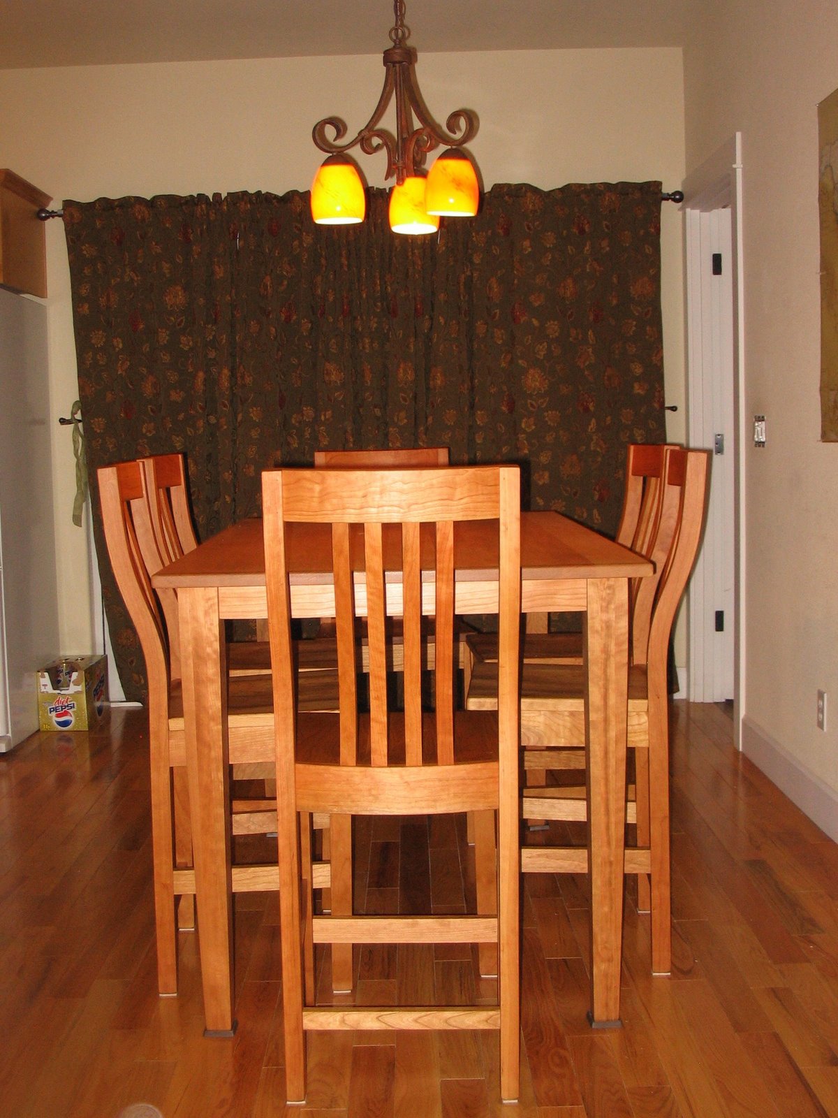 [Dining+Table+and+Lights.jpg]