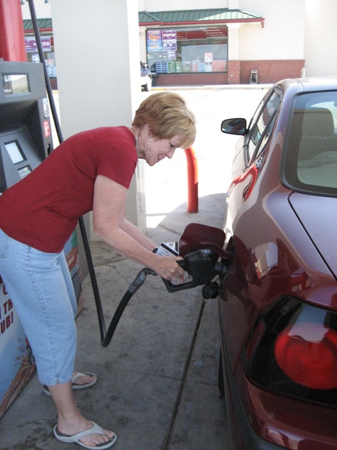 [Teaching+Mom+to+gas+up+the+car.jpg]