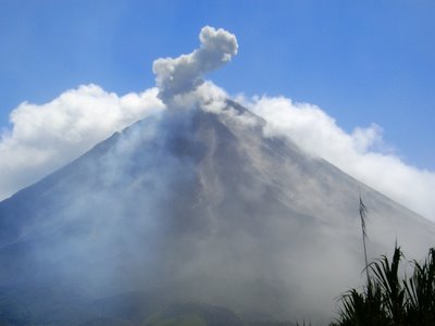 [volcan+arenal+utbrott.jpg]