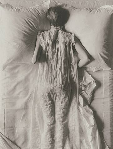 [Irving+Penn+Girl+in+Bed+1949.jpg]